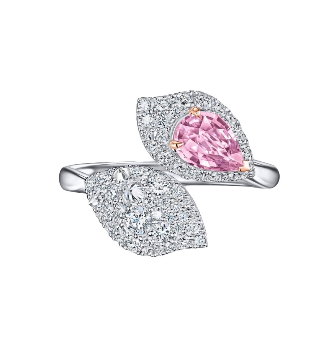 Posie, цена по запросу Несколько десятков бриллиантов и один розовый сапфир укрыли драгоценные лепестки на кольце Posie из коллекции «Букеты»