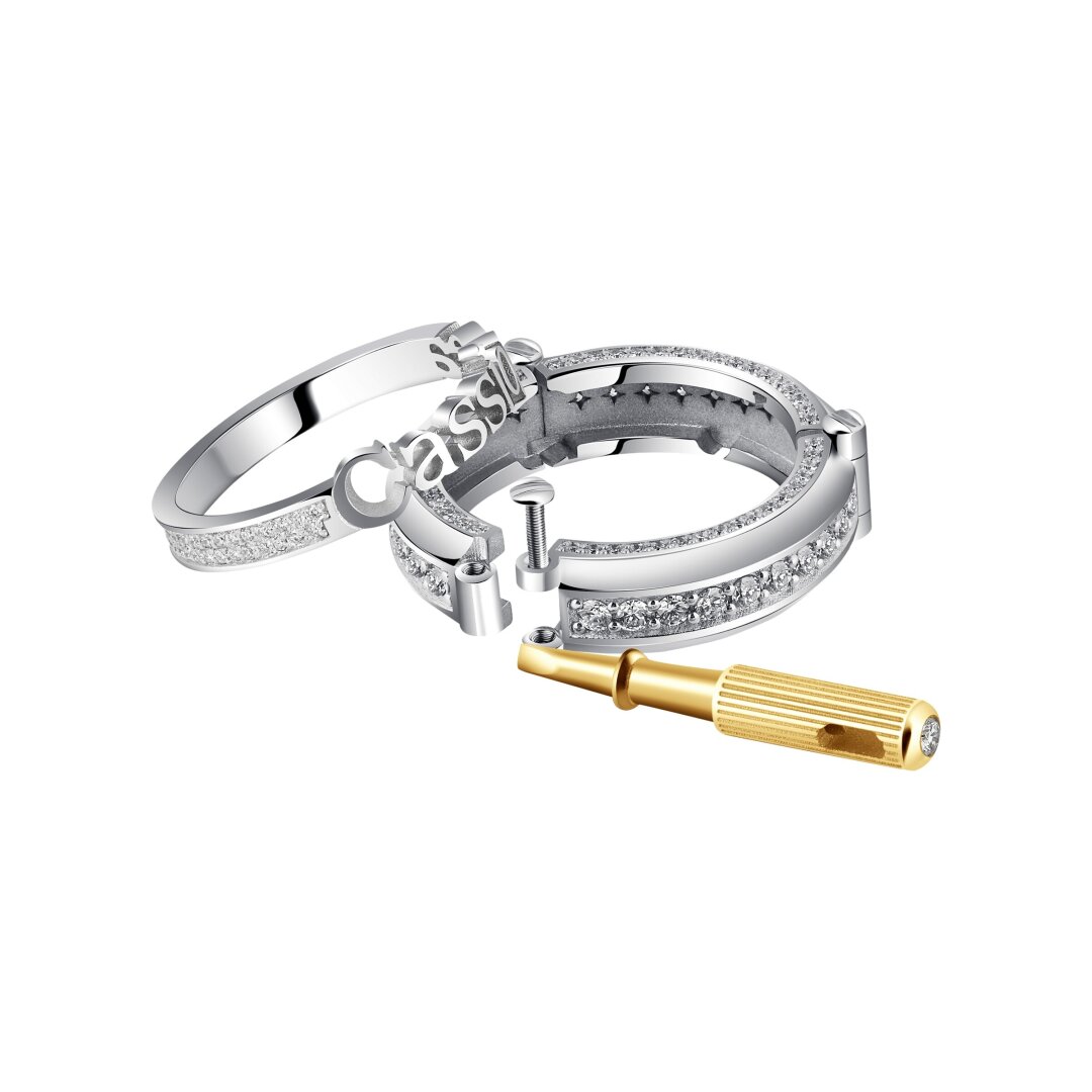 Cassiopea, 678 000 руб. Внутри лаконичного бриллиантового кольца Cassiopea ювелиры (и по совместительству инженеры!) спрятали еще одно, дополненное