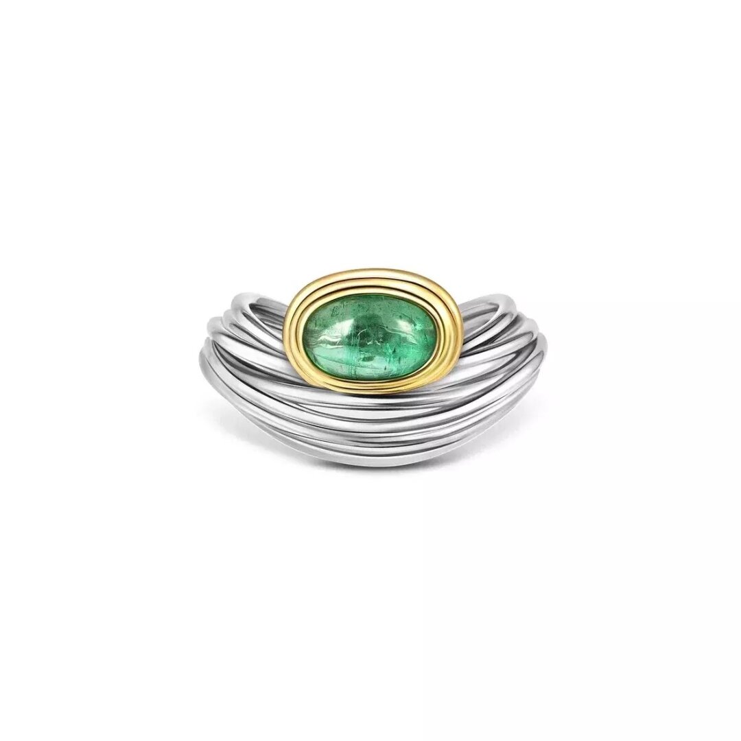 Milou, 634 000 руб. Изумрудный кабошон укутался в золотое покрывало и прилег на многослойную перину