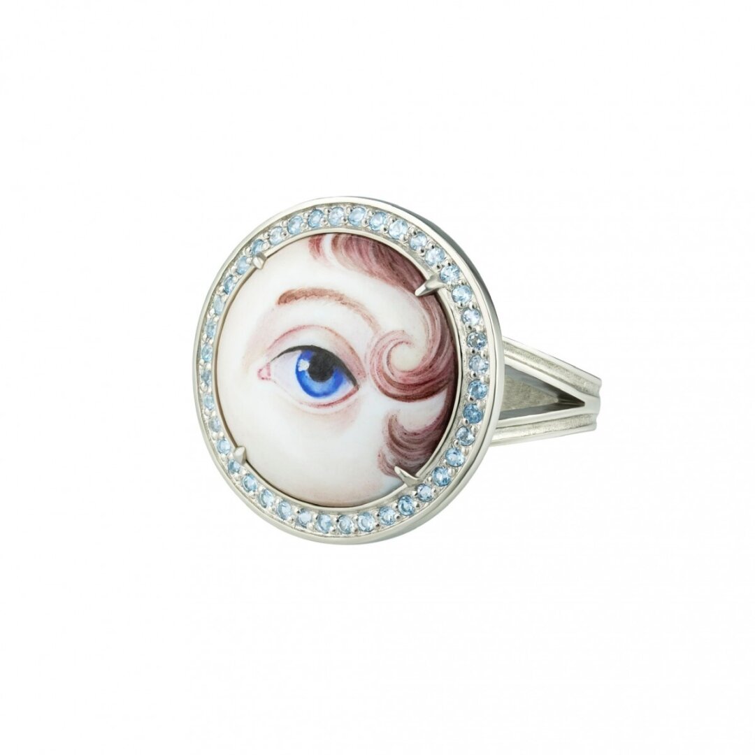 Russkaya Skazka, 50 000 руб. Незнакомка застенчиво выглядывает из-за голубых топазов на арт-кольце из серебра Russkaya Skazka