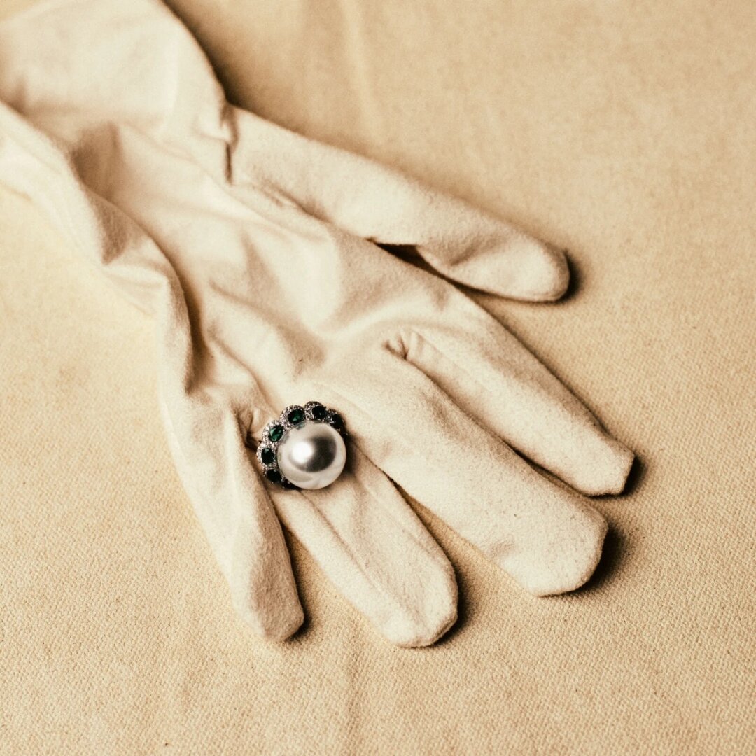 Dzhanelli, 33 300 руб. Окунаемся в dolce vita с декадентским кольцом с гигантской жемчужиной Dzhanelli — украшение вдохновлено собирательным образом