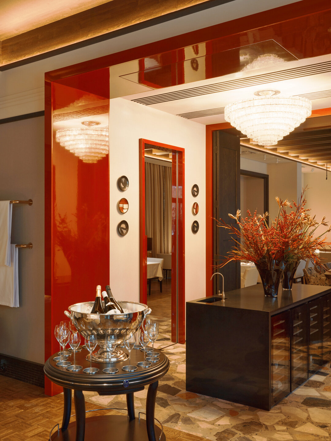 Анфилада с проемами из алого лака стала акцентным архитектурным приемом в ресторане «Бергамот»