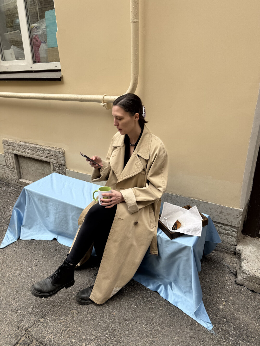 Яна на заднем дворе своей мастерской