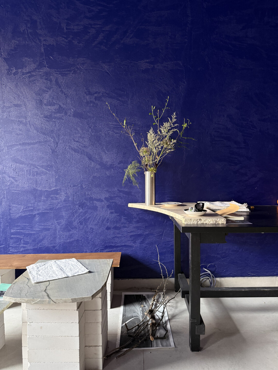 Белые кирпичи — из магазина «Петрович», хворост из парка и ваза от бренда «Плак»