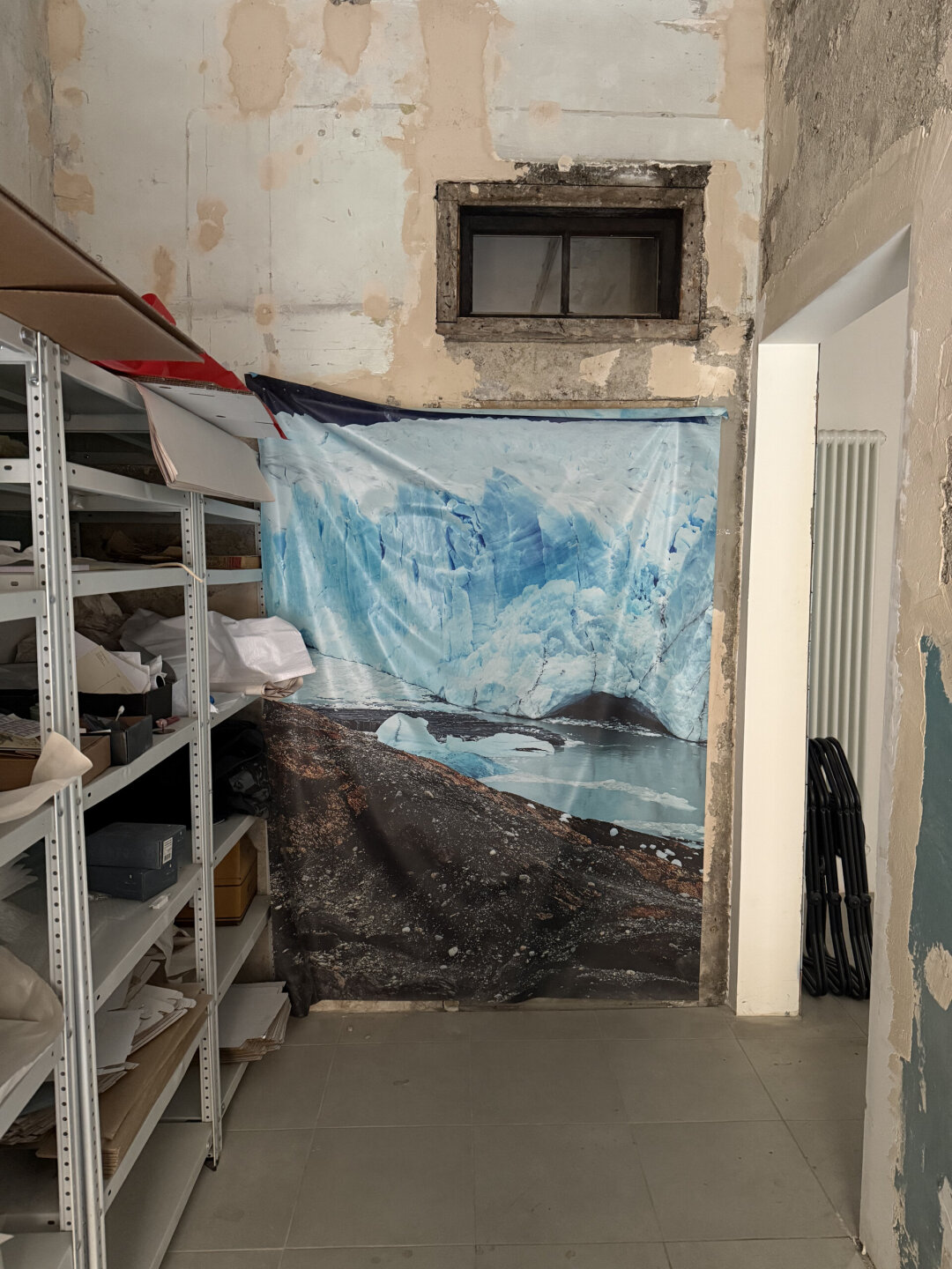 Фотообои со съемки Яны _, которые огораживают стройку второй уборной