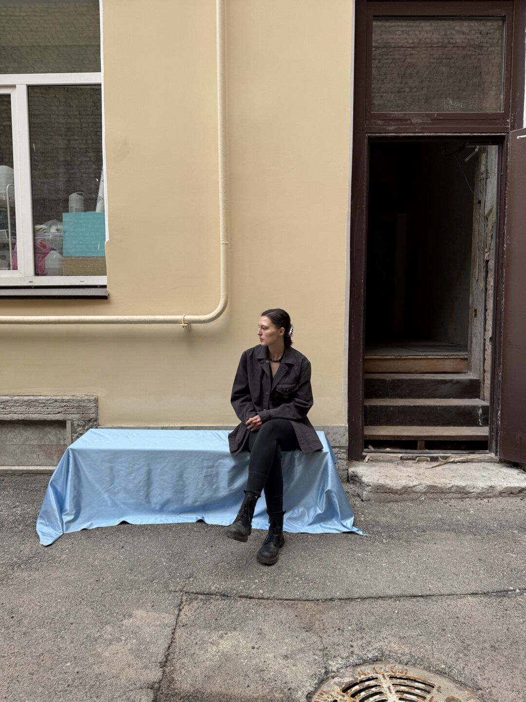 Яна на скамейке во дворе