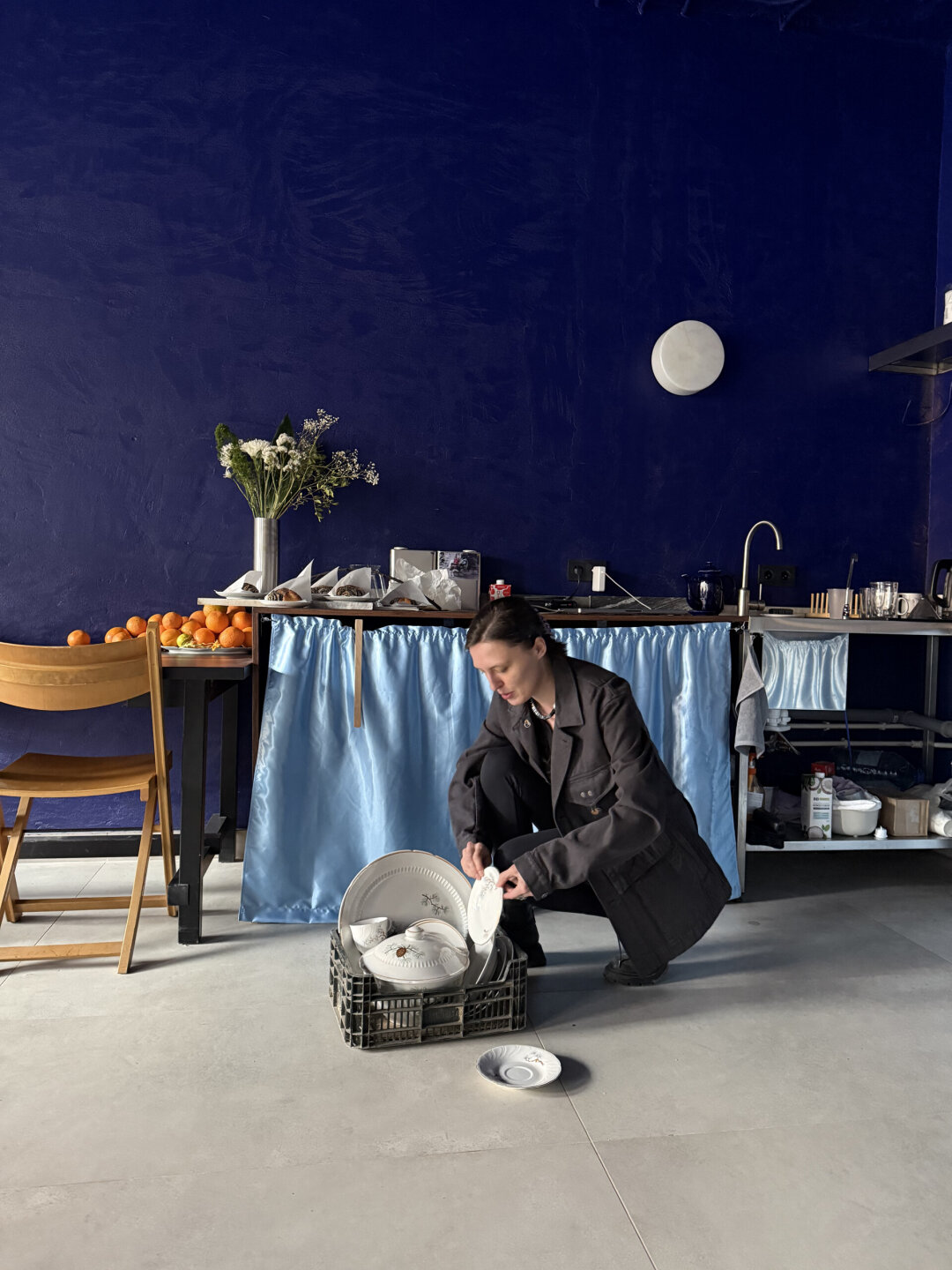 Яна с посудой, которую нашла на помойке после своего Дня рождения