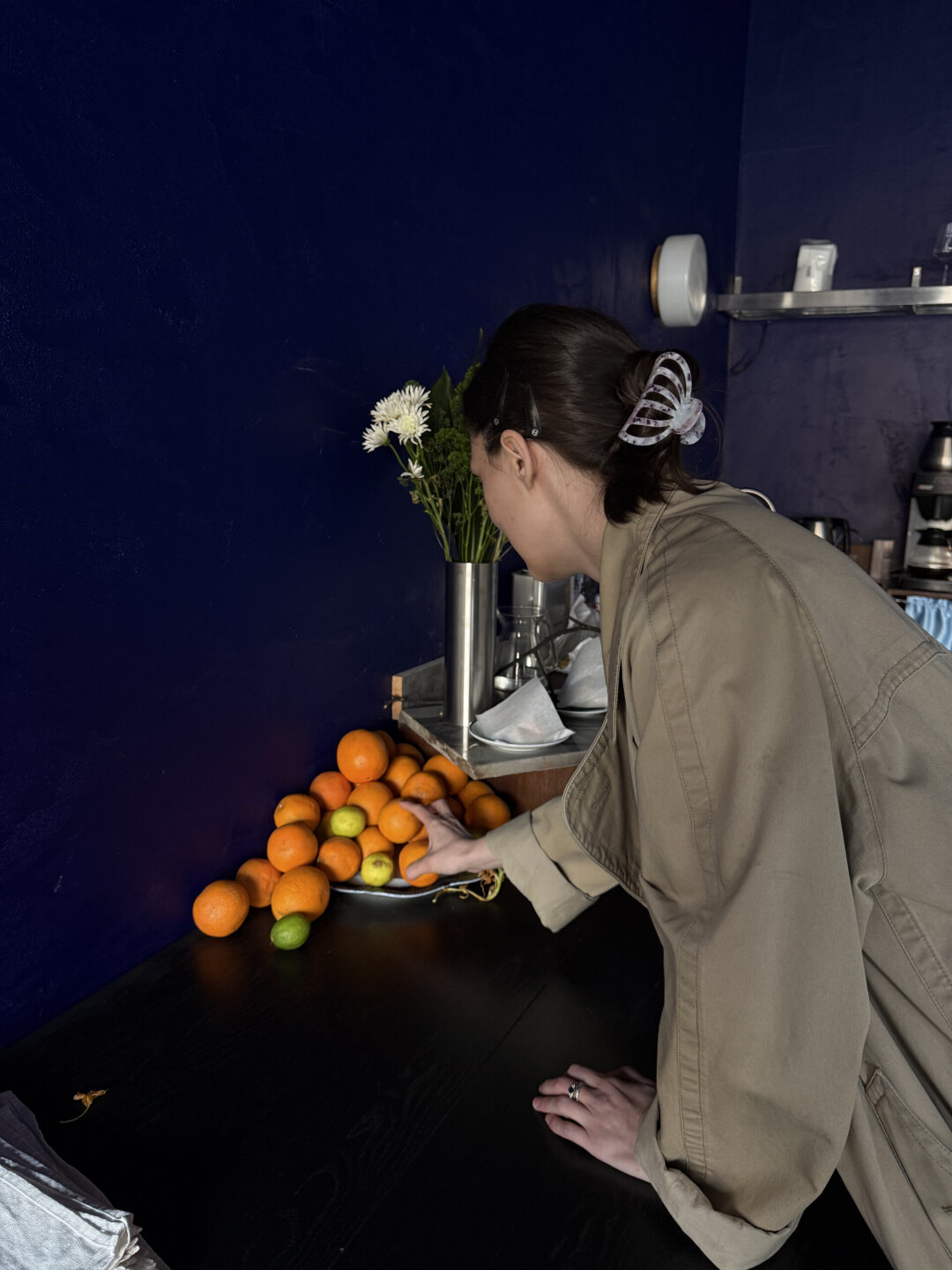 Яна поправляет натюрморт