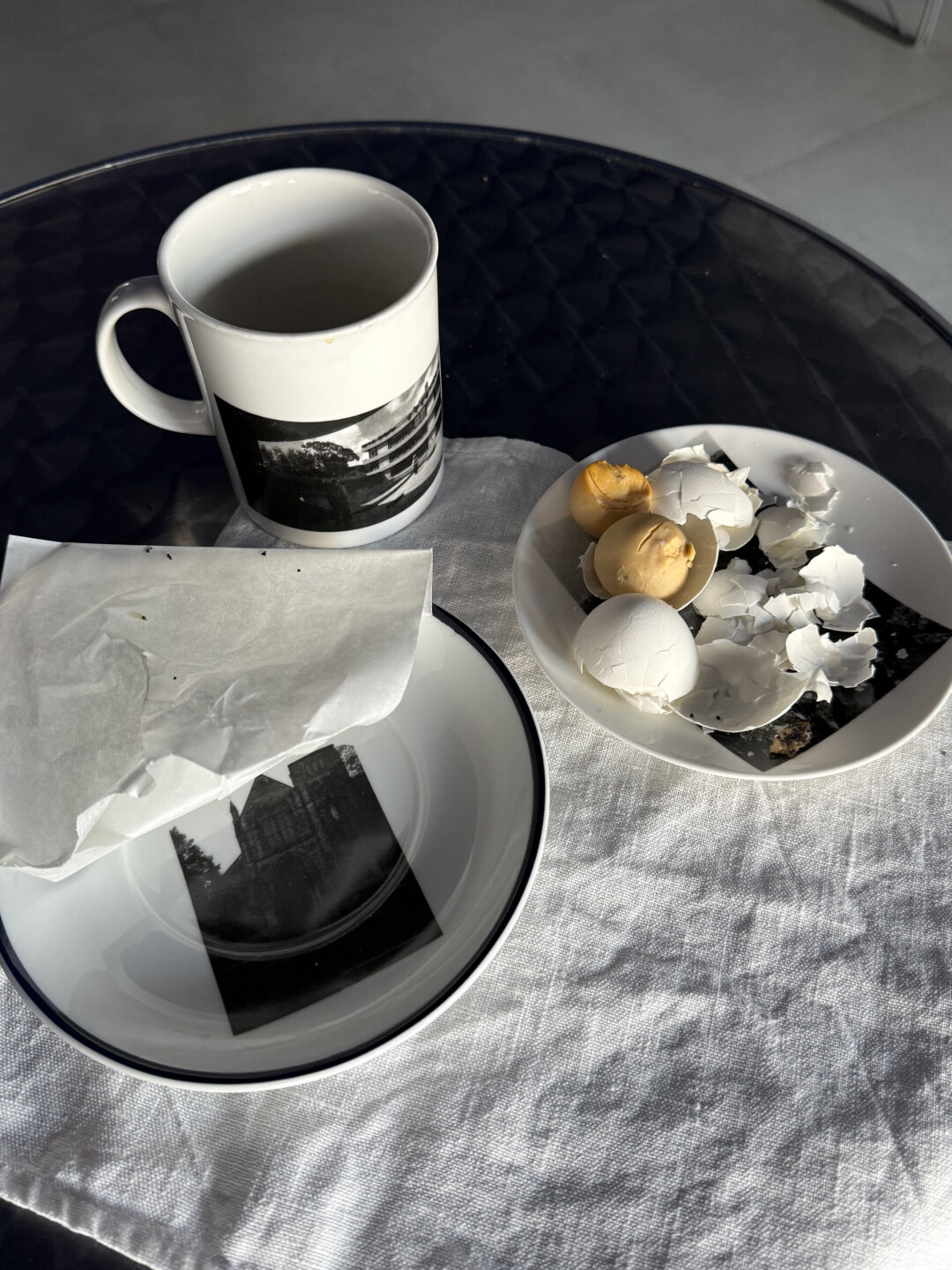 Завтрак Яны: булочка с маком, чашка фильтра и два яйца (без желтков)