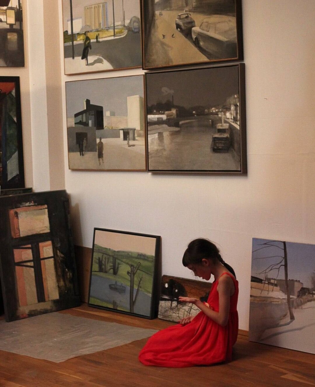 Дочь Игоря Можейко в доме Владимира Шинкарева в Тарховке в 2016 году. За ее спиной работа «Река Смоленка»