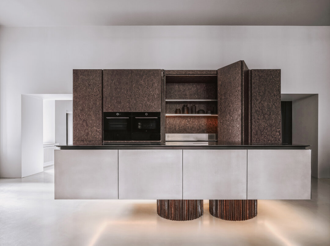 В новом направлении DA Product бюро выпускает предметы дизайна в коллаборации с ремесленными производствами. Первый релиз — кухня в соавторстве с