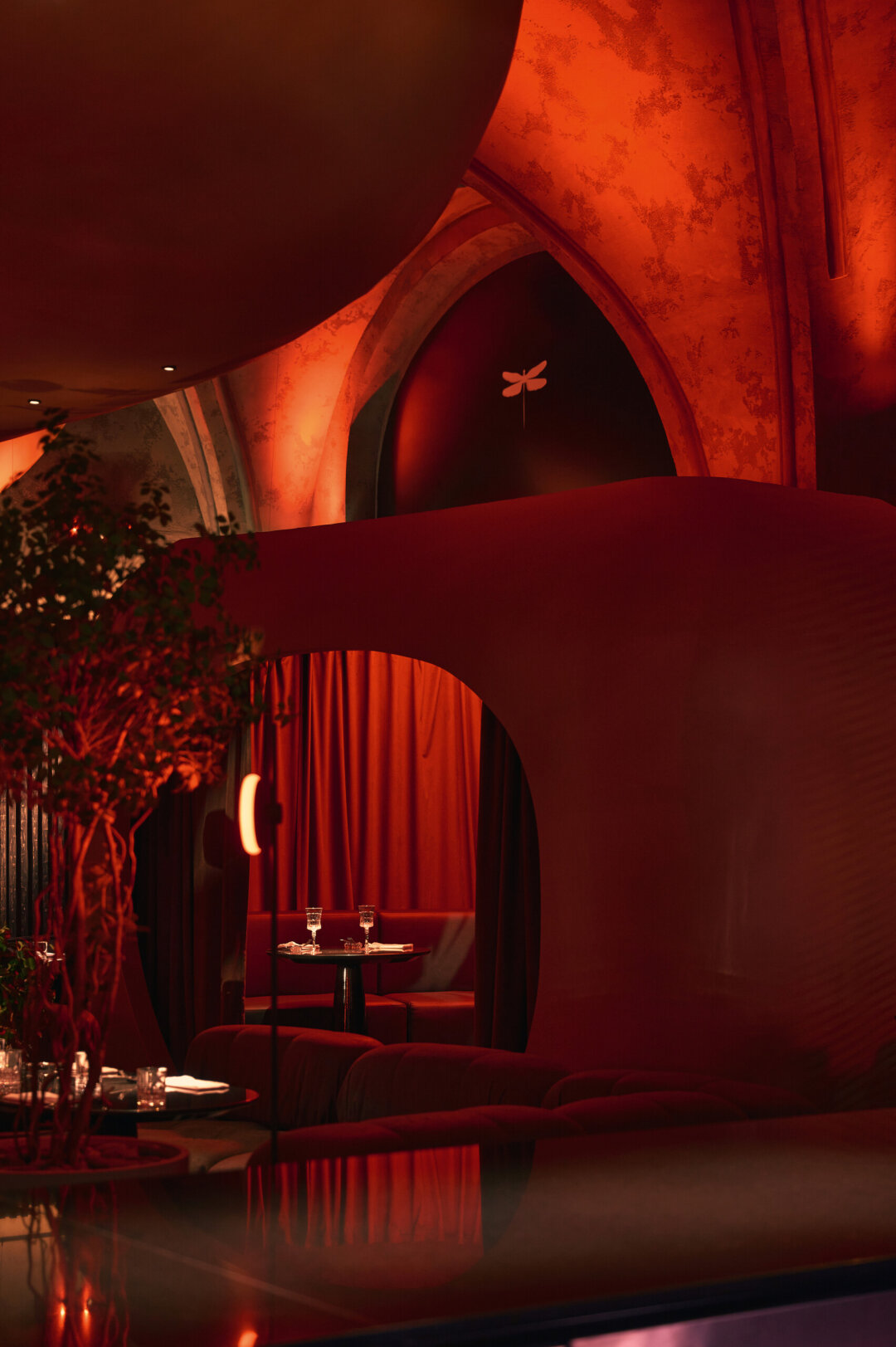 В новом ресторане Maison Rouge общее пространство трансформируется в приватные зоны