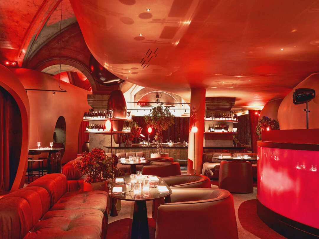 В новом ресторане Maison Rouge общее пространство трансформируется в приватные зоны