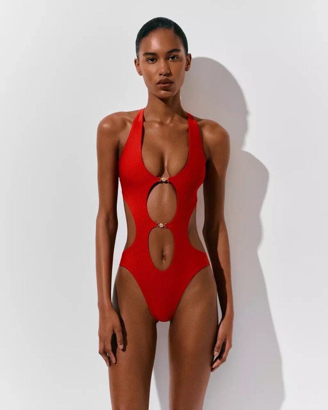 Pride, 15 120 руб. По случаю перезапуска «Спасателей Малибу» (релиз уже в этом году!) ищем свой идеальный алый купальник. Мы нашли такой у спецов по