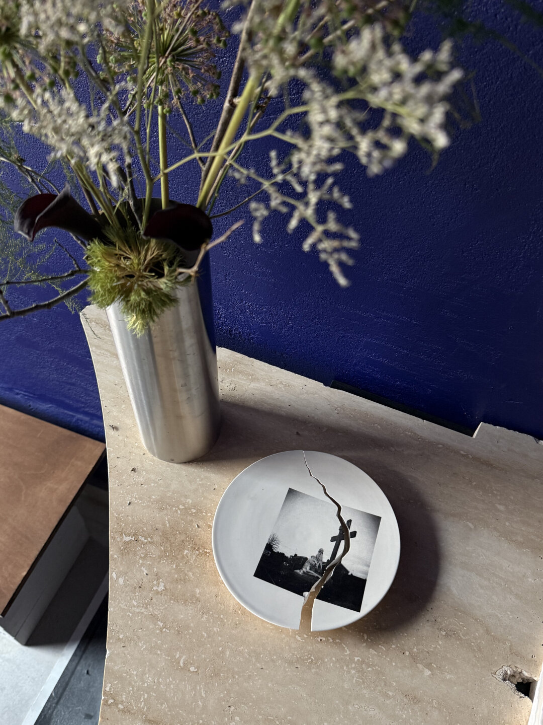 Эта тарелка разбилась при обжиге. «Я видела в ней много потенциала, который не случился, но это так красиво произошло и я решила: пусть будет арт