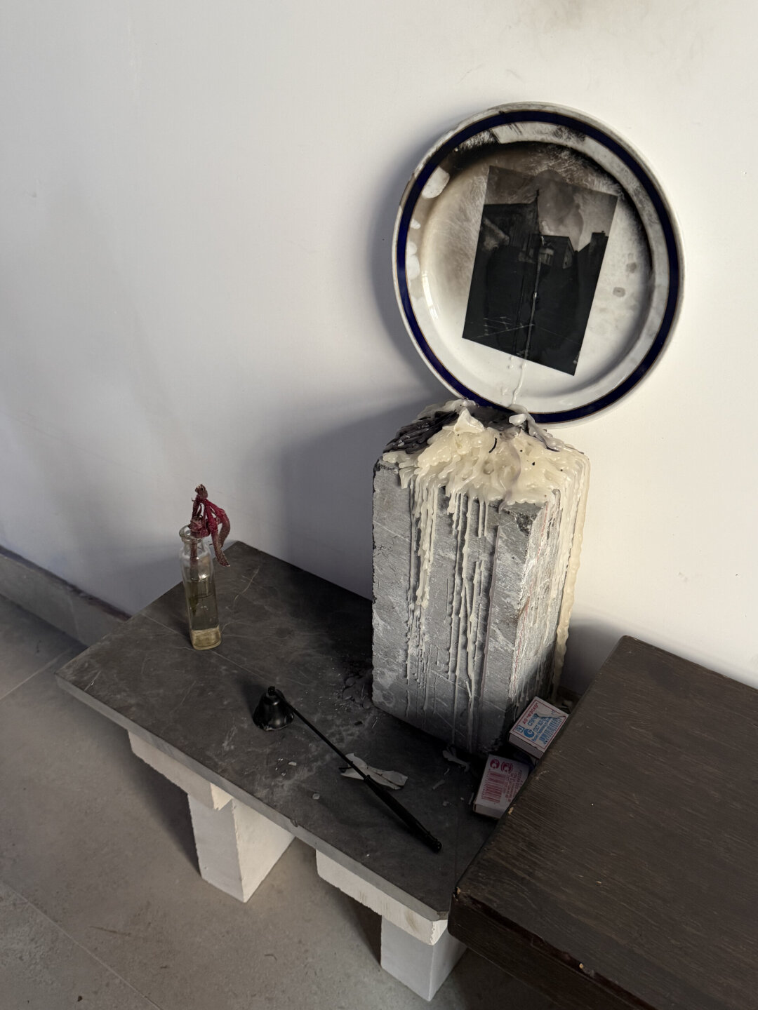 Арт-инсталляция из тарелки и кирпича