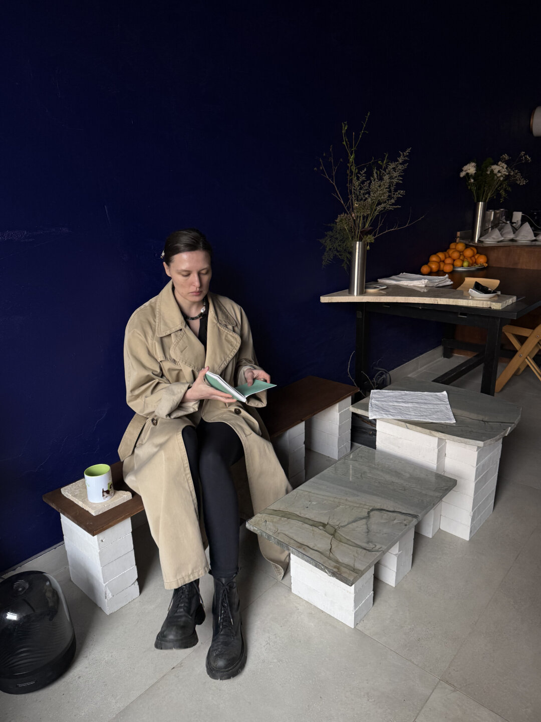 Яна читает книгу из коллекции, представленной на подоконнике