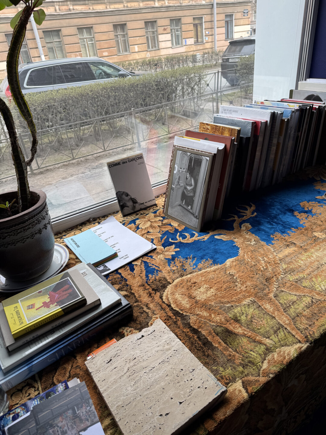 Ковер с оленями в честь нереализовавшегося проекта для пятилетия фонда «Помощь». «Этот олень — образ, который я планировала нанести на тарелку. С