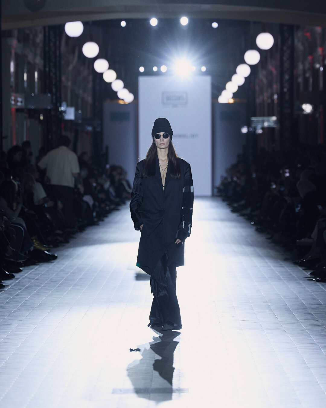 «Sacrum Lux» IANIS CHAMALIDY Шоу открыла муза Яниса Чамалиди — фэшн-режиссер Галина Голованова-Дворянкина