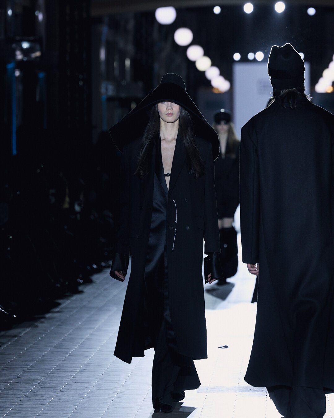 «Sacrum Lux» IANIS CHAMALIDY Хайлайт шоу — гротескные шляпы: наблюдаем оммаж свадебному образу 1967 года Кристобаля Баленсиага (головной убор