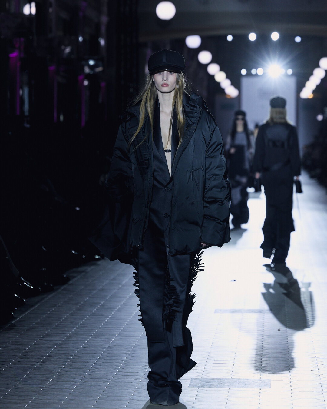 «Sacrum Lux» IANIS CHAMALIDY Все внимание на ажурные юбки с лазерным кроем, создающим эффект 3D-кружева: Янис Чамалиди советует их носить поверх брюк