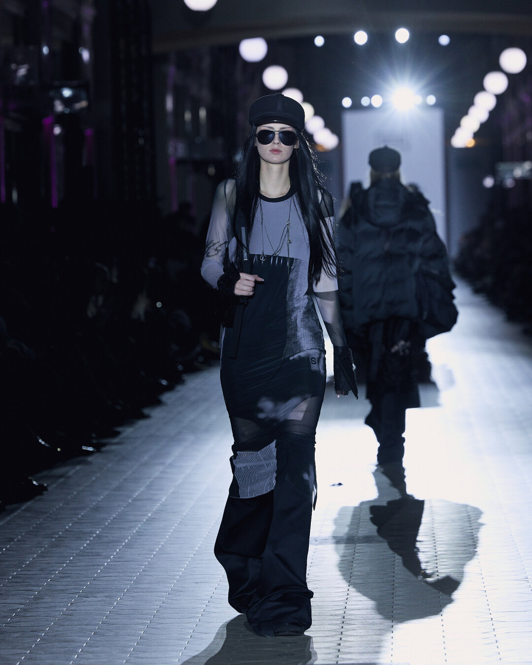 «Sacrum Lux» IANIS CHAMALIDY Газетный гальяновский принт — важнейший фэшн-паттерн 2026 года