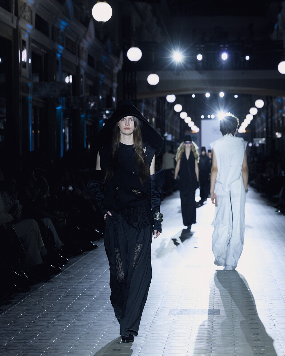 «Sacrum Lux» IANIS CHAMALIDY Хайлайт шоу — гротескные шляпы: наблюдаем оммаж свадебному образу 1967 года Кристобаля Баленсиага (головной убор