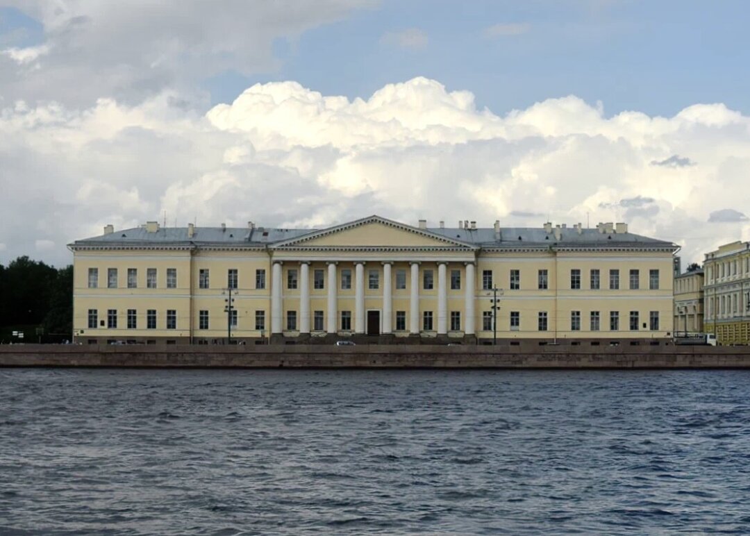 Главное здание Академии наук на Университетской набережной