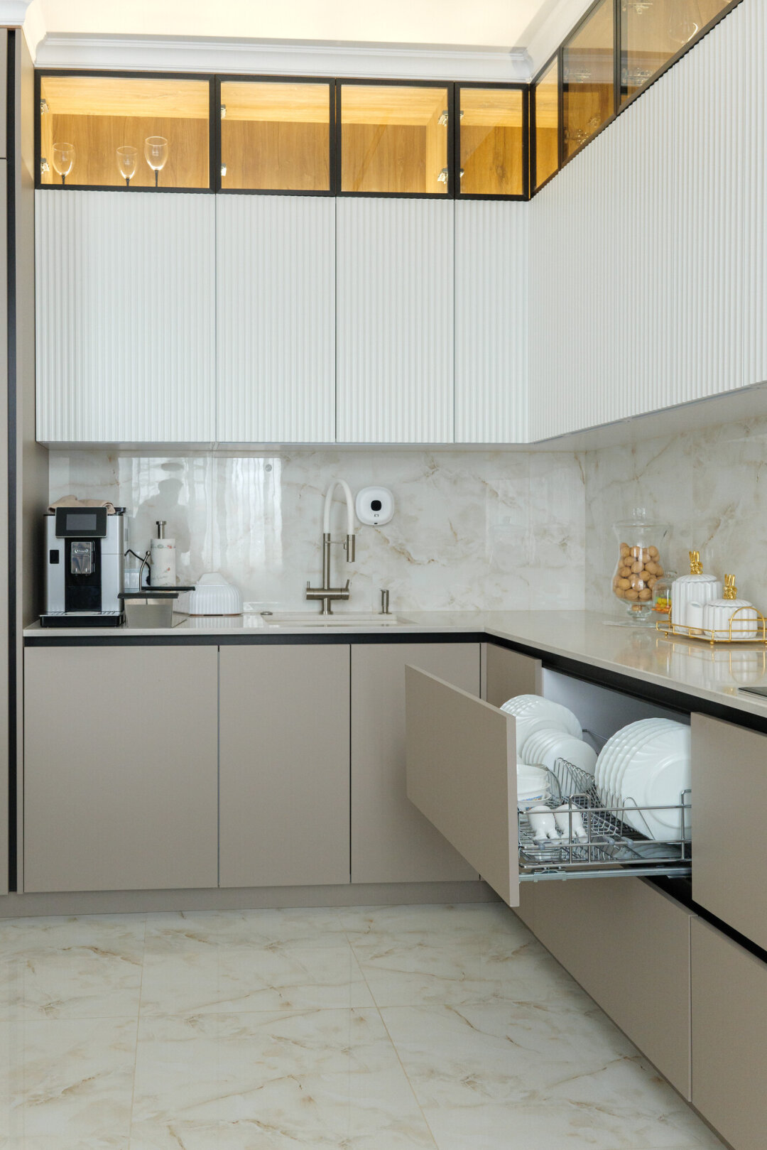 Кухня из ЛДСП с фасадами в пластике и эмали с фрезеровкой, столешница из кварцевого агломерата