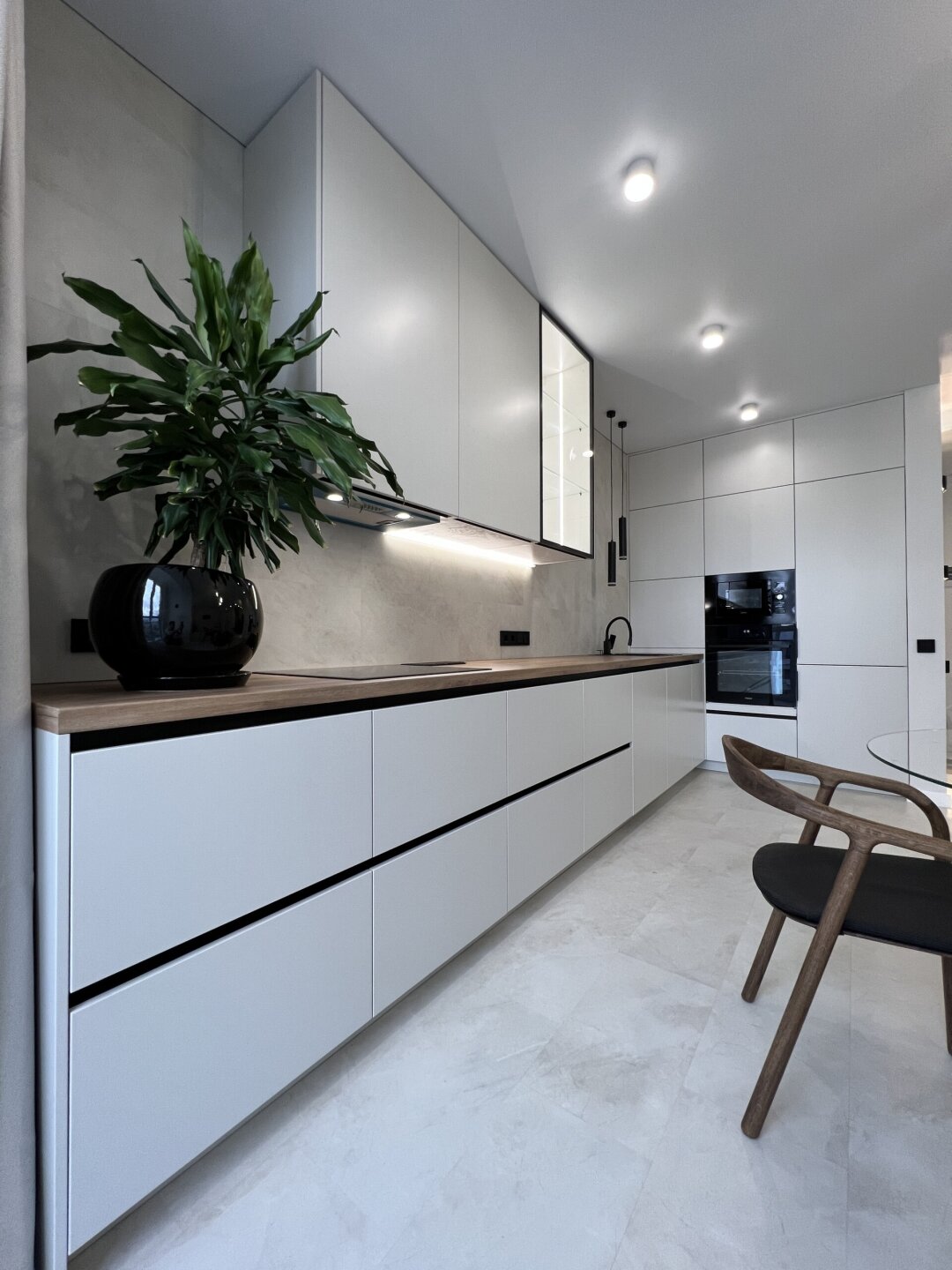 Кухня из ЛДСП с эмалевыми фасадами с алюминиевым профилем, столешница из ЛДСП в пластике