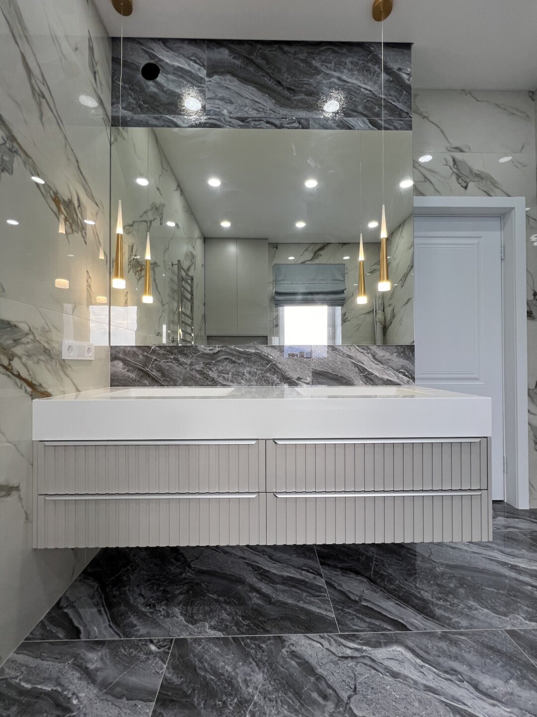 Подвесная тумба из МДФ с фасадами в эмали с фрезеровкой и столешницей с интегрированными раковинами из акрила