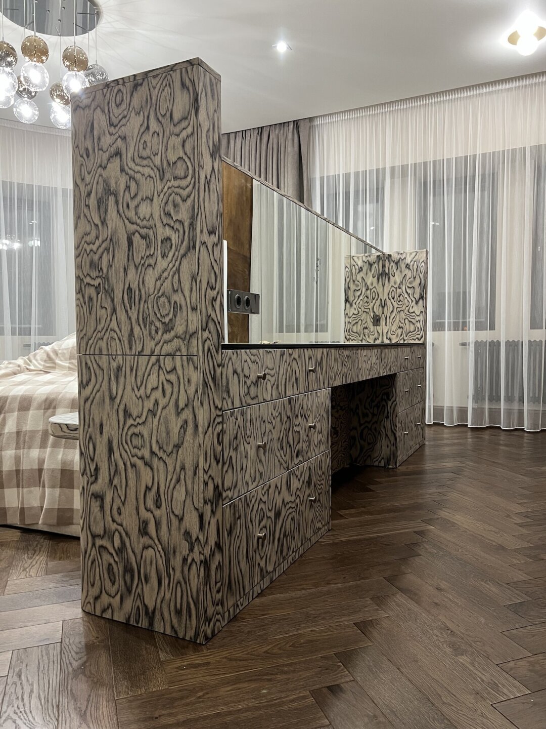 Комод-перегородка из ЛДСП с фасадами в технологии мультишпон и зеркалом