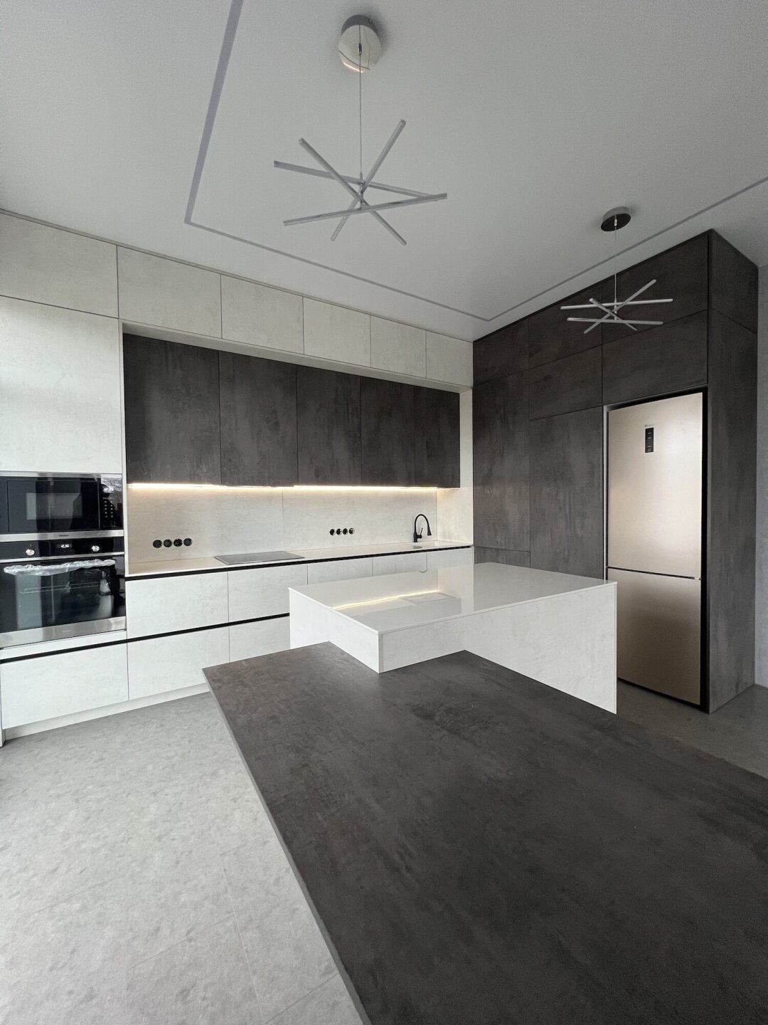 Кухня из ЛДСП с фасадами в двухстороннем пластике и столешницей из акрила