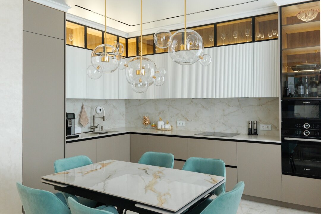 Кухня из ЛДСП с фасадами в пластике и эмали с фрезеровкой, столешница из кварцевого агломерата