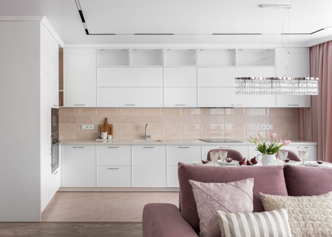 Кухня из ЛДСП с фасадами в эмали и столешницей из акрила