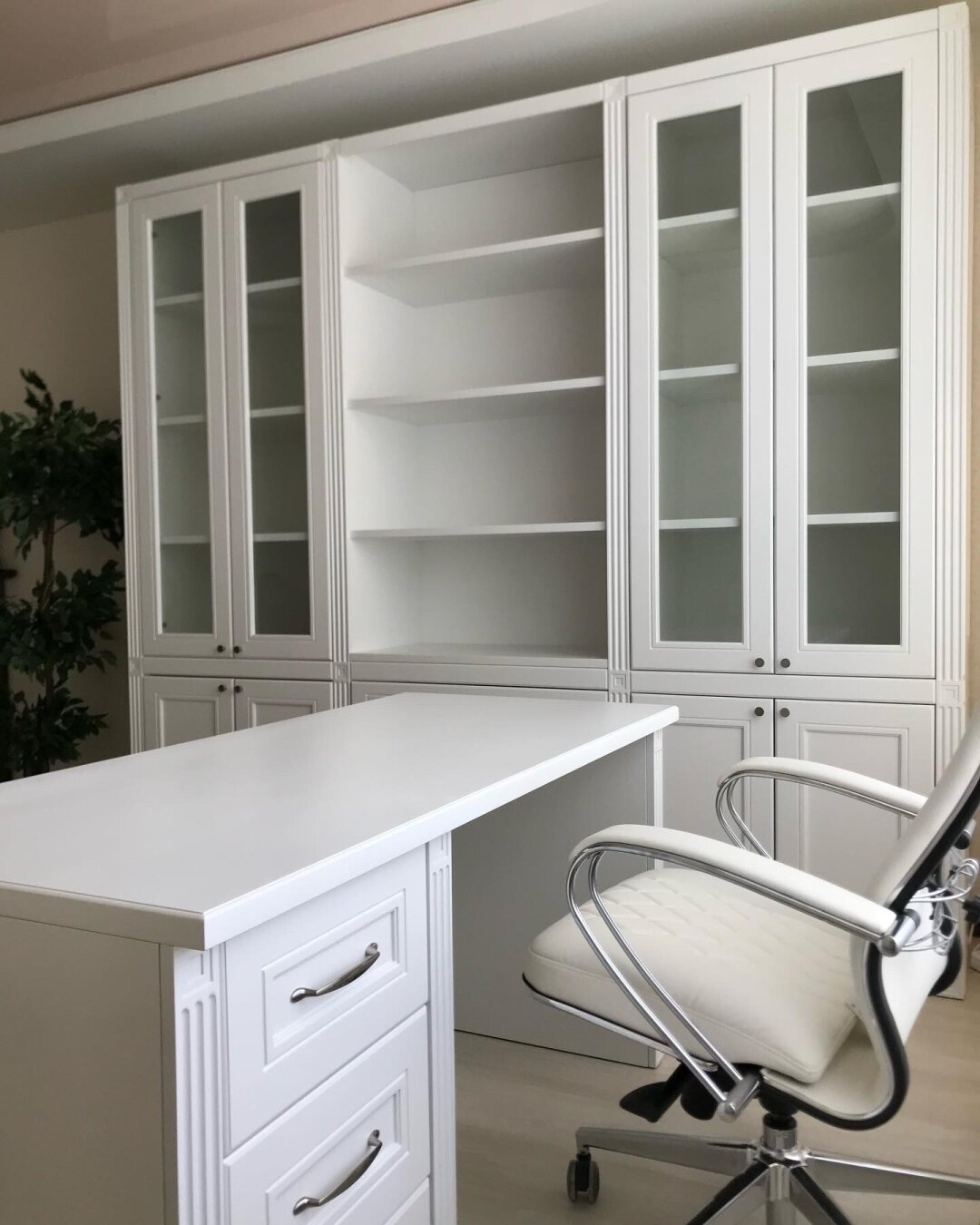 Стол и система хранения из ЛДСП с фасадами в эмали с фрезеровкой