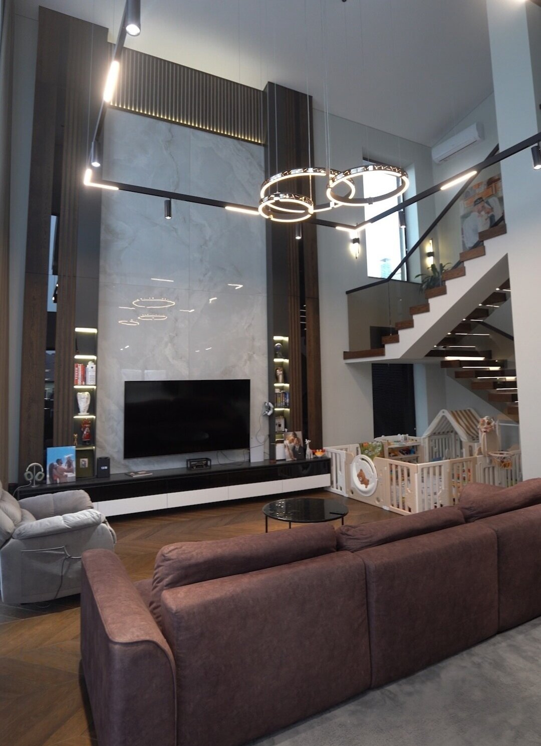 Подвесная тумба из ЛДСП с фасадами из массива и шпона дуба, крашеного стекла и эмали