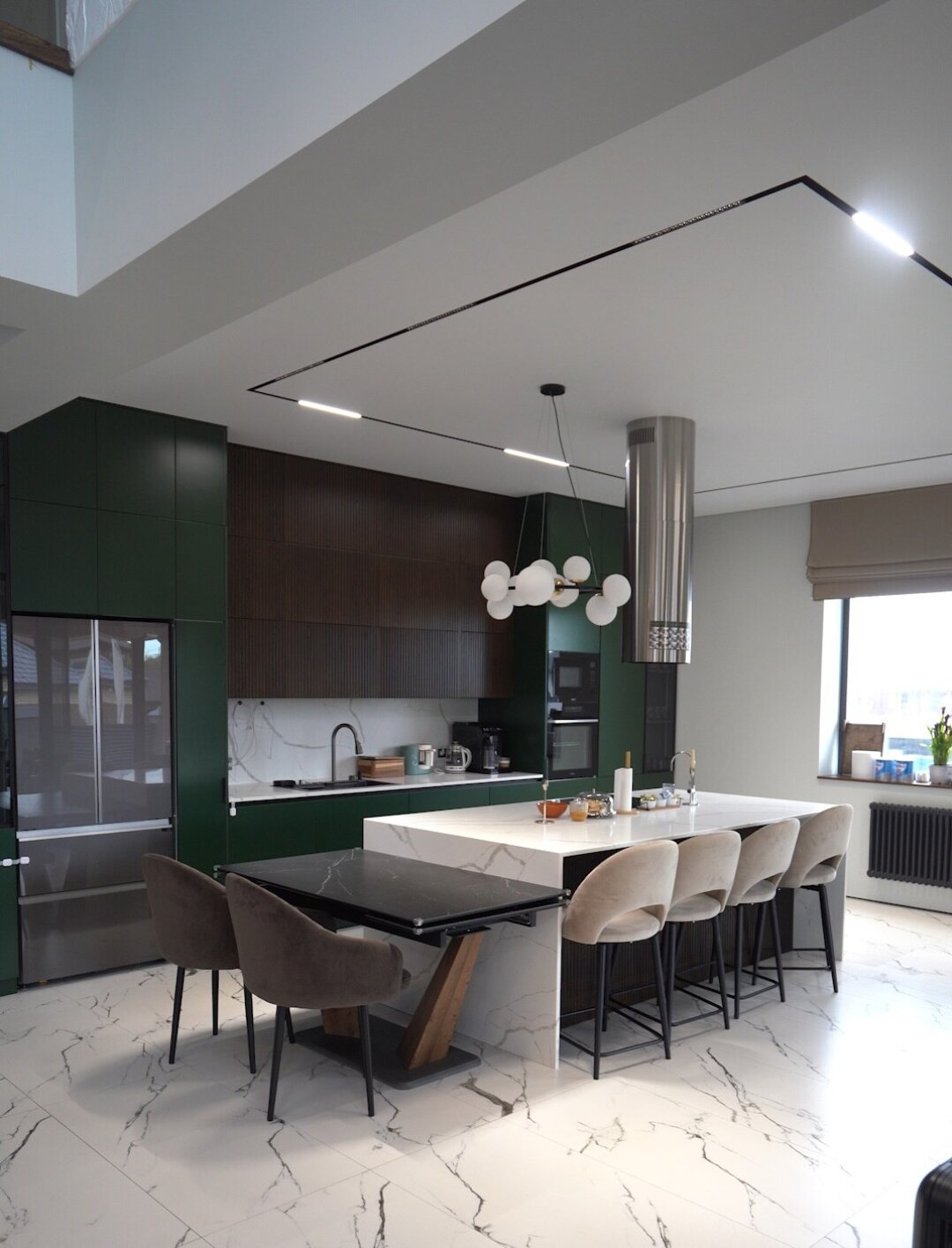 Кухня из ЛДСП с фасадами из шпона дуба, эмали и алюминиевого профиля, столешница из кварцевого агломерата. Такая же, с дополнительной подгонкой