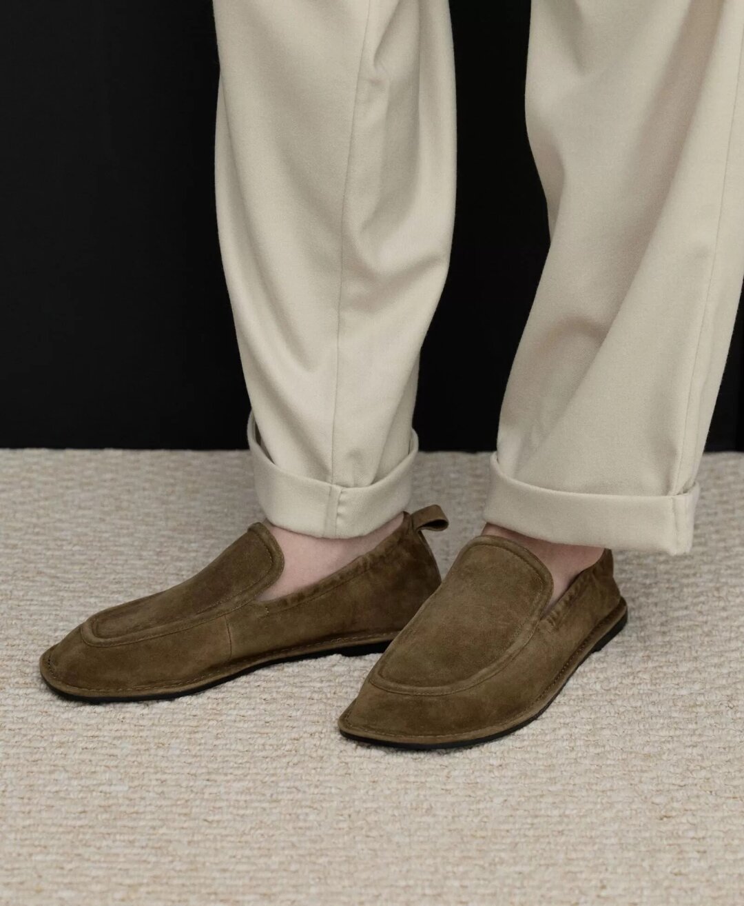 Askent, 24 000 руб. Обувной хит этого сезона — пары с резинкой на пятке. Своими обзавелись инфлюенсер-минималист Яна Короед (выбрала ироничные туфли с