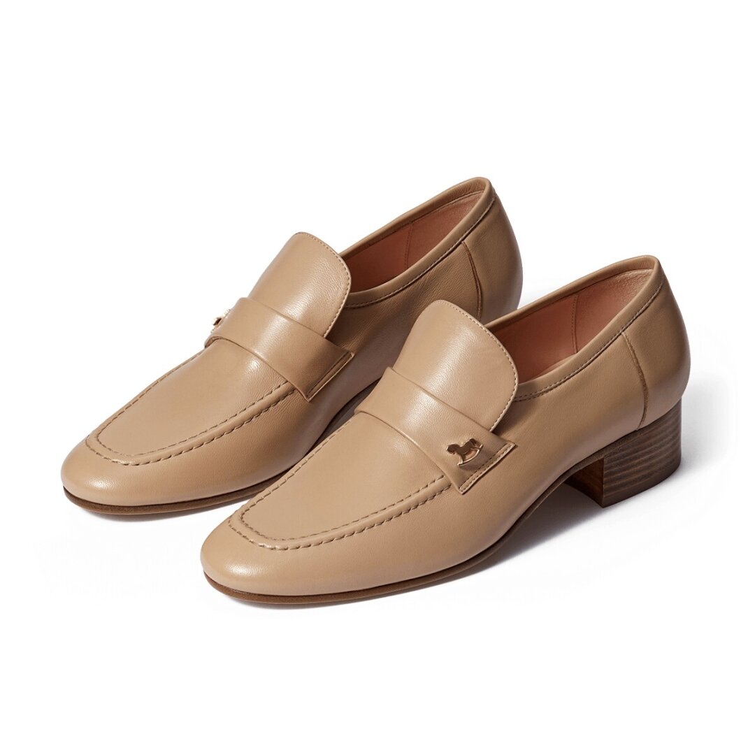 Ulyana Sergeenko, 120 000 руб. Лайт-версию ультрамодных лоферов на каблуке сочинила виртуоз феминного ретро-шика Ульяна Сергеенко