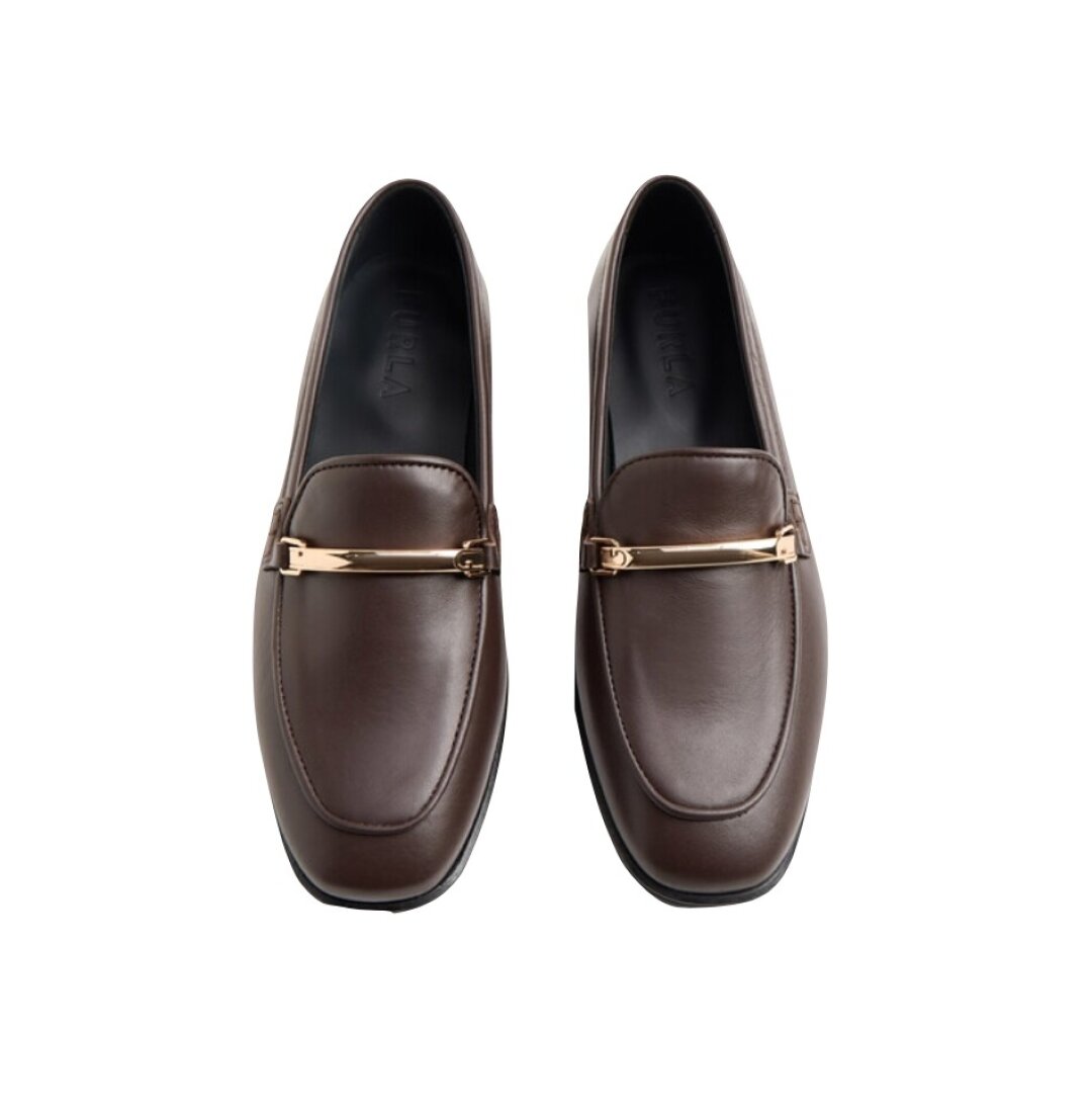 Furla, Rendez-Vous, 34 500 руб. Не готовы нырять в пучину диких лоферов с головой — начните с более классической пары Furla, в которой традиционную