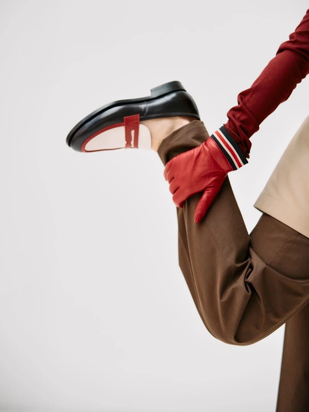 Razumno, 36 000 руб. Микки Маус на обувном — черно-бело-красные лоферы Razumno