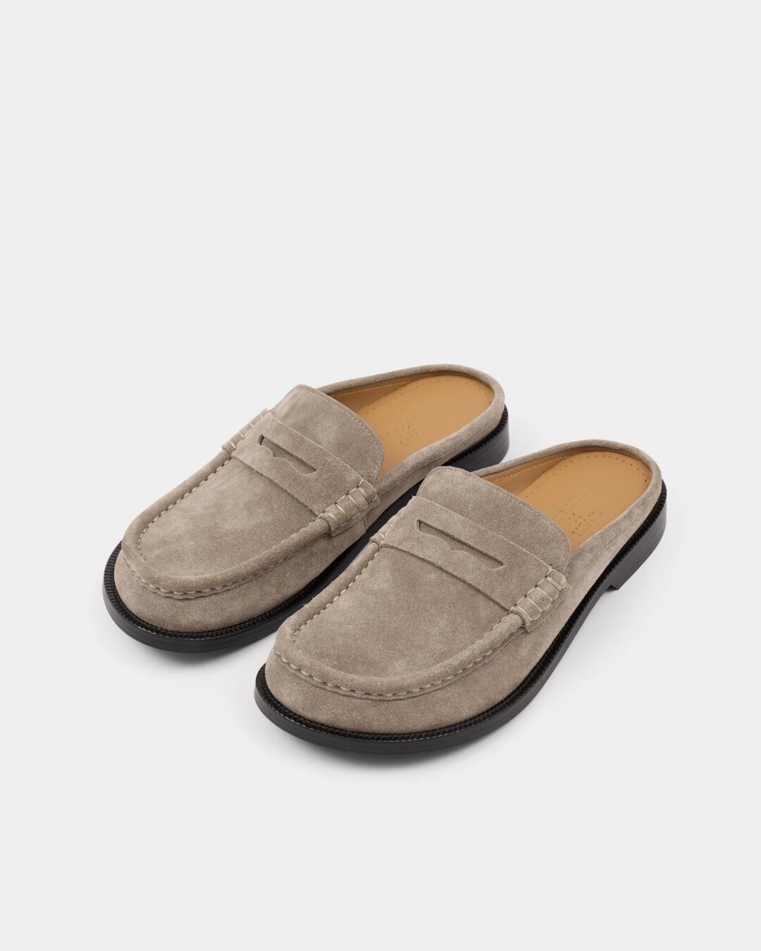 Arny Praht x Wysh, 13 990 руб. Новинка из коллаборации сумочных профи Arny Praht и обувщиков Wysh — лоферы-мутанты из натуральной замши песочного