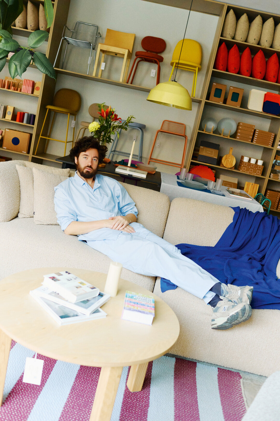 Арсений Бродач основал Delo Design в 2014 году, и теперь в бренде помимо мебели есть линия аксессуаров для дома, одежды и даже направление