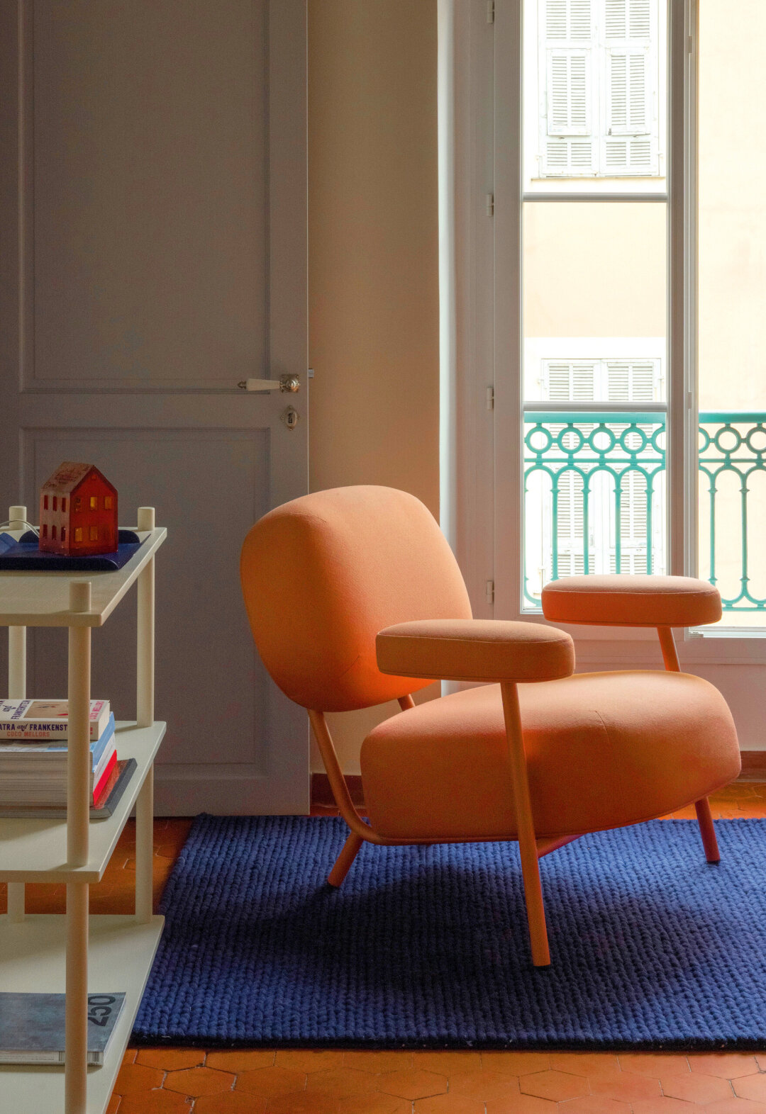 Бестселлер Delo Design — кресло «Каеф» — может быть выполнен более чем в двадцати вариантах ткани