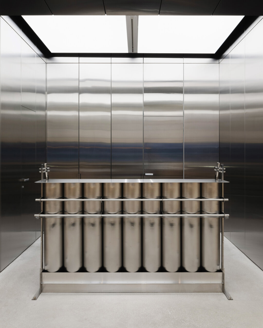 Все объекты из нержавеющей стали в ювелирном бутике ALROSA Diamonds — работа мастерской Make Vibe