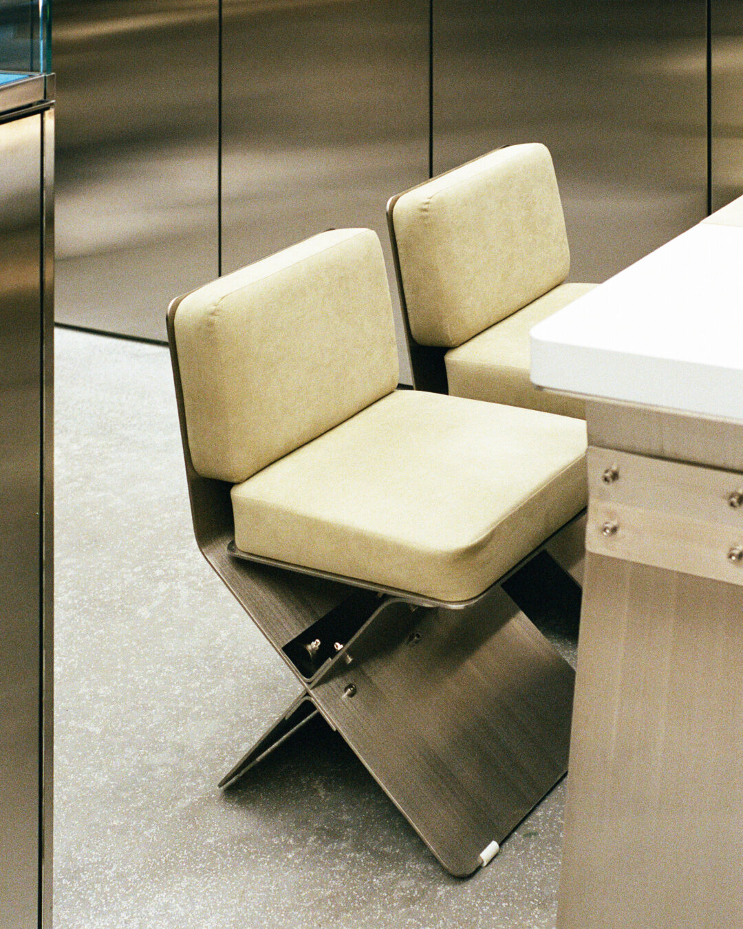 Все объекты из нержавеющей стали в ювелирном бутике ALROSA Diamonds — работа мастерской Make Vibe