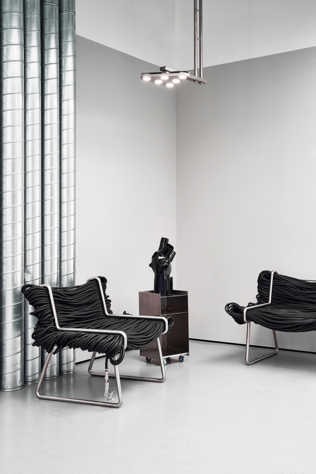 Стул из металла и резины выполнен на заказ для петербургского флагмана IRNBY