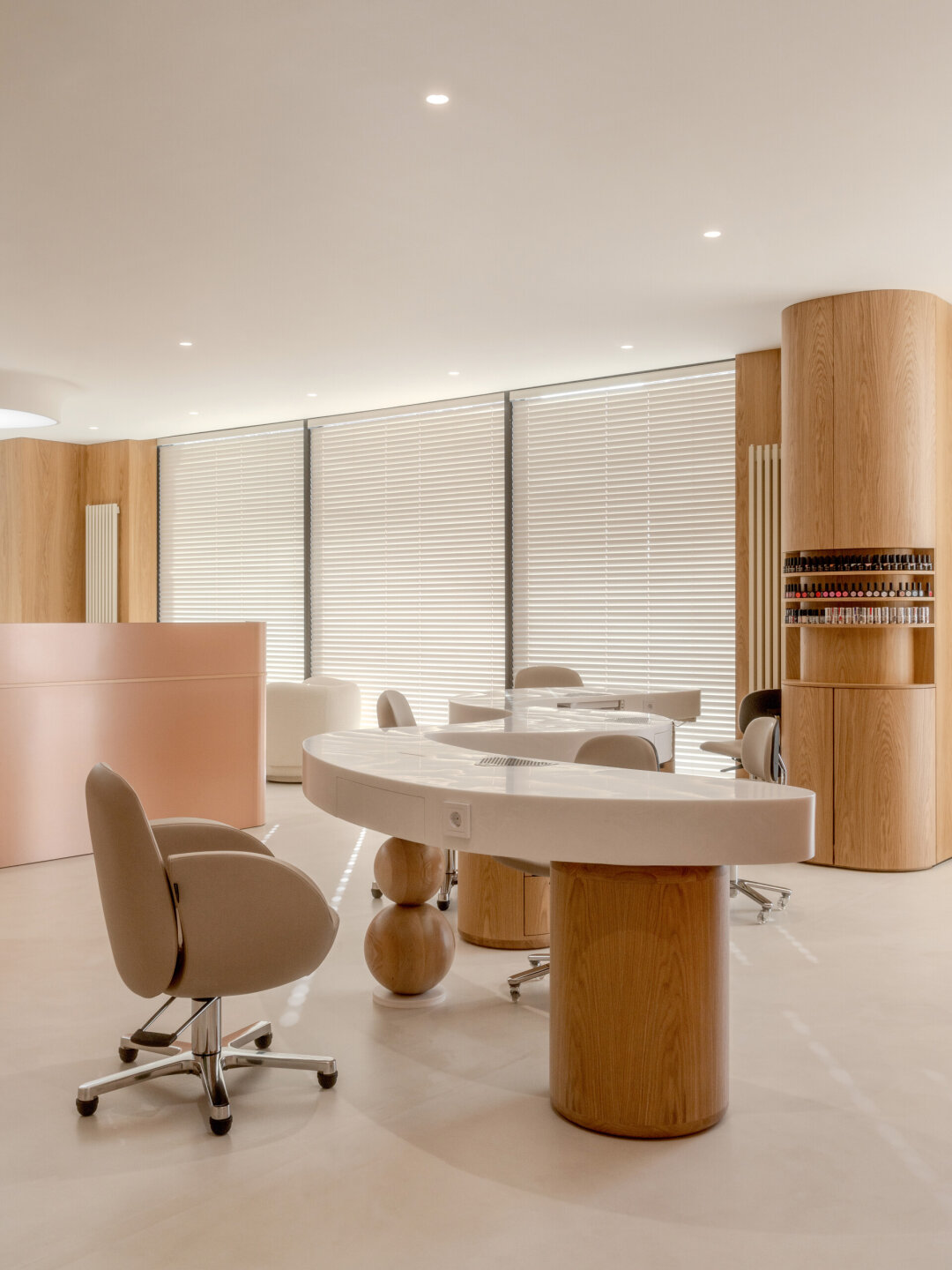 Вся мебель для салона красоты «Бизу» выполнена на заказ в ателье cube x