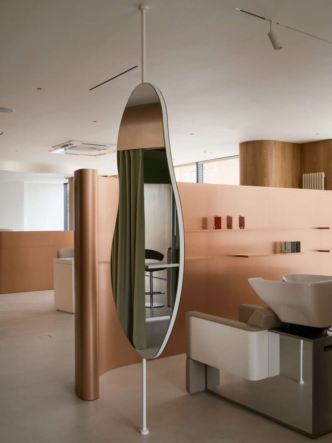 Вся мебель для салона красоты «Бизу» выполнена на заказ в ателье cube x